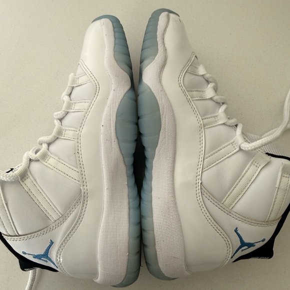 Aid Jordan Retro 11 Youth White and Blue Sneakers - Size 5 - Picture 4 of 10